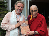 Katalogpräsentation 2019/20 und Live-Reportage „Meine Reise zum Dalai Lama“ mit Mario Goldstein